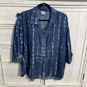 Women's 3/4 roll up sleeve top. Button up.